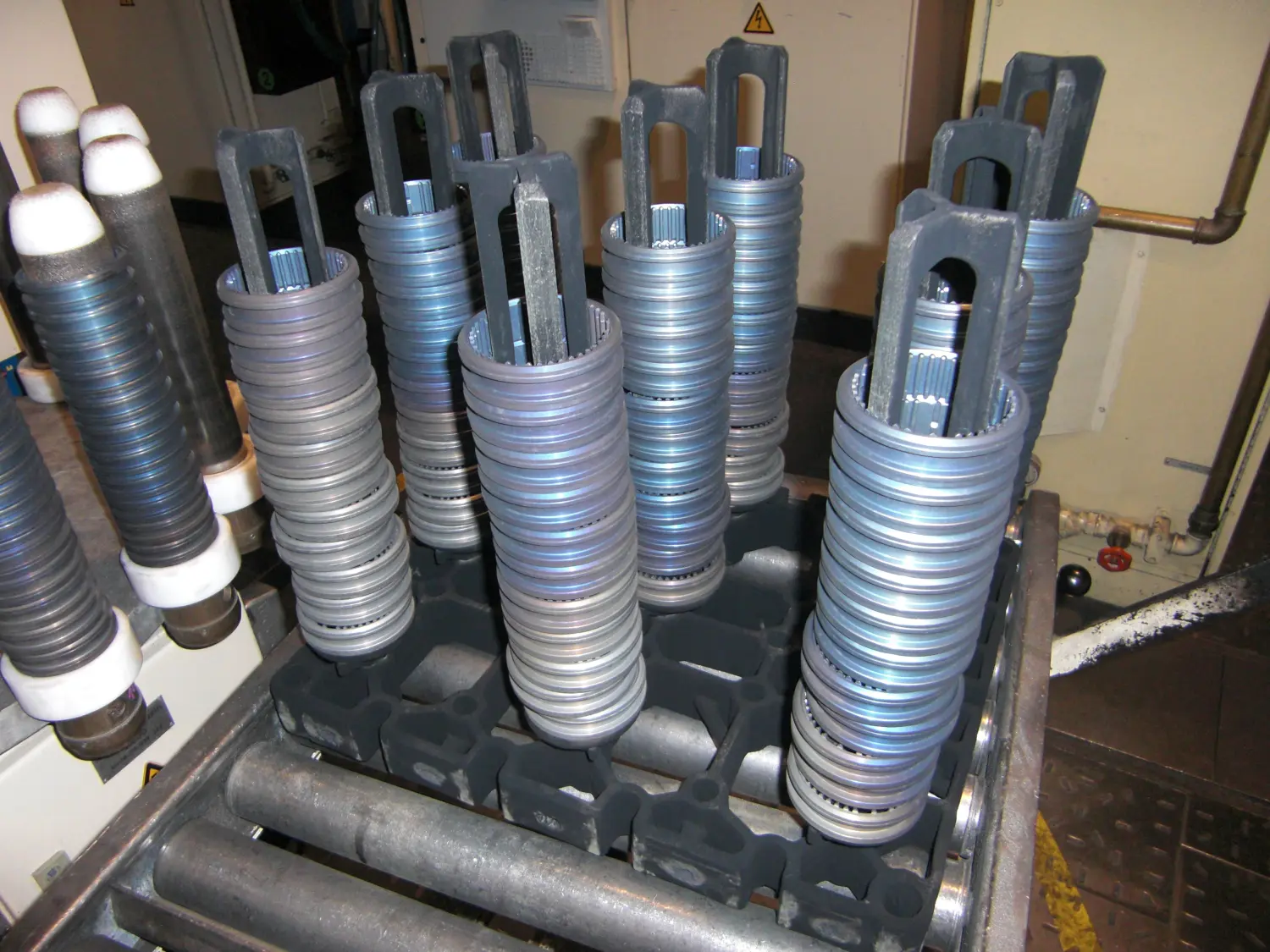 Zeigt Komponenten eines Kugelgewindetriebs oder eines Leitspindelwalzprozesses, möglicherweise Werkstücke oder fertige Schrauben und möglicherweise Teile der Maschinen, die zu ihrer Herstellung verwendet werden.