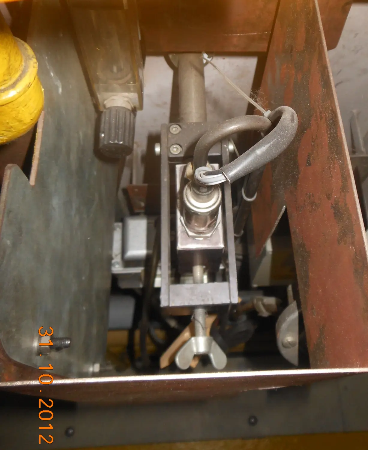 Die inneren Komponenten einer hebelbetriebenen Espressomaschine von La San Marco, insbesondere die Brühgruppe und der Hebelmechanismus. von Härterei Service Dirk Gieselmann