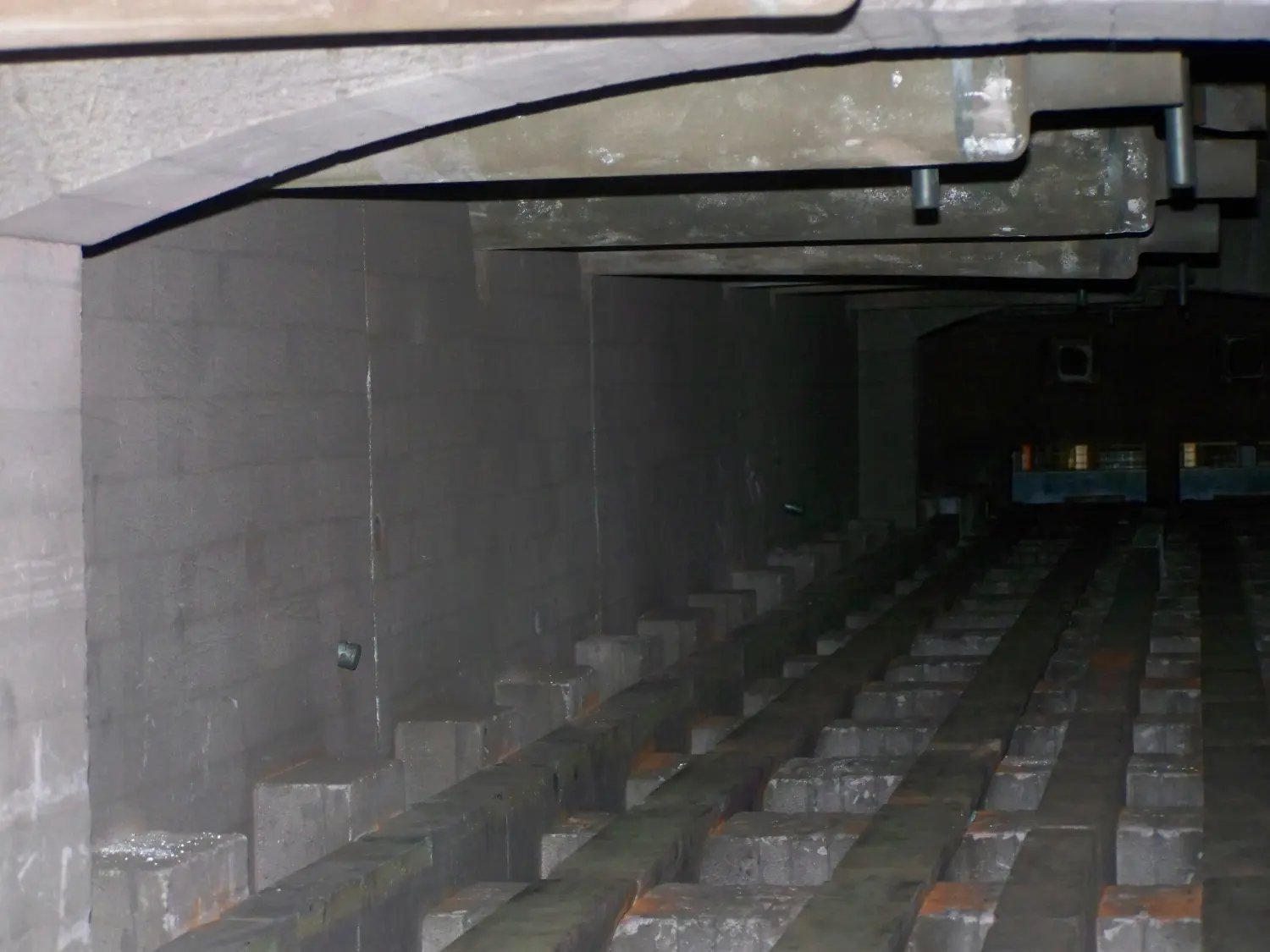 Innenansicht eines großen Industrieofens, wahrscheinlich in einem Zement- oder Feuerfestwerk. von Härterei Service Dirk Gieselmann