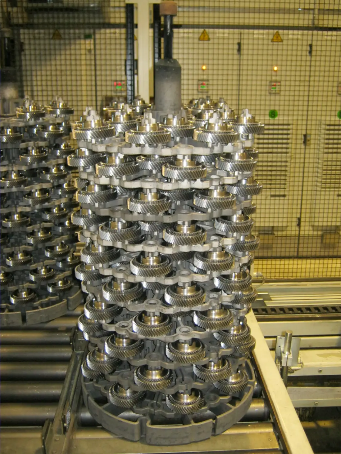 Eine gestapelte Baugruppe von Kurbelwellen, wahrscheinlich in einer Produktions- oder Lagerumgebung in einer Industrieanlage. von Härterei Service Dirk Gieselmann