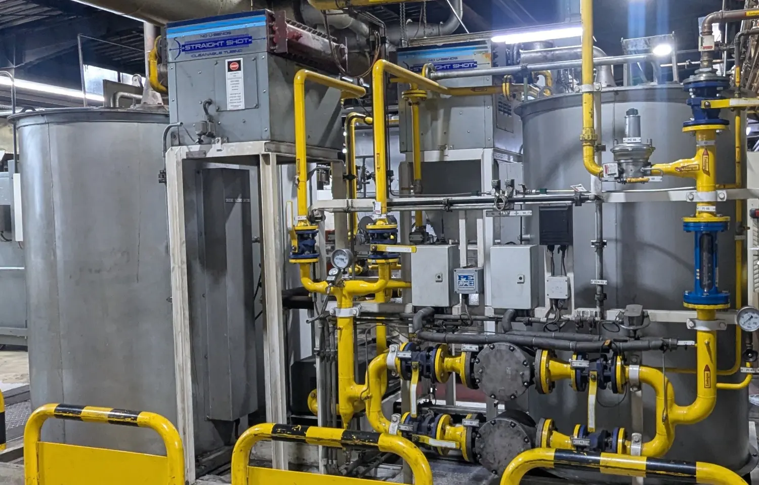 Eine Industrieanlage oder Versorgungsinfrastruktur, möglicherweise im Zusammenhang mit der Stromerzeugung oder einem Herstellungsprozess.