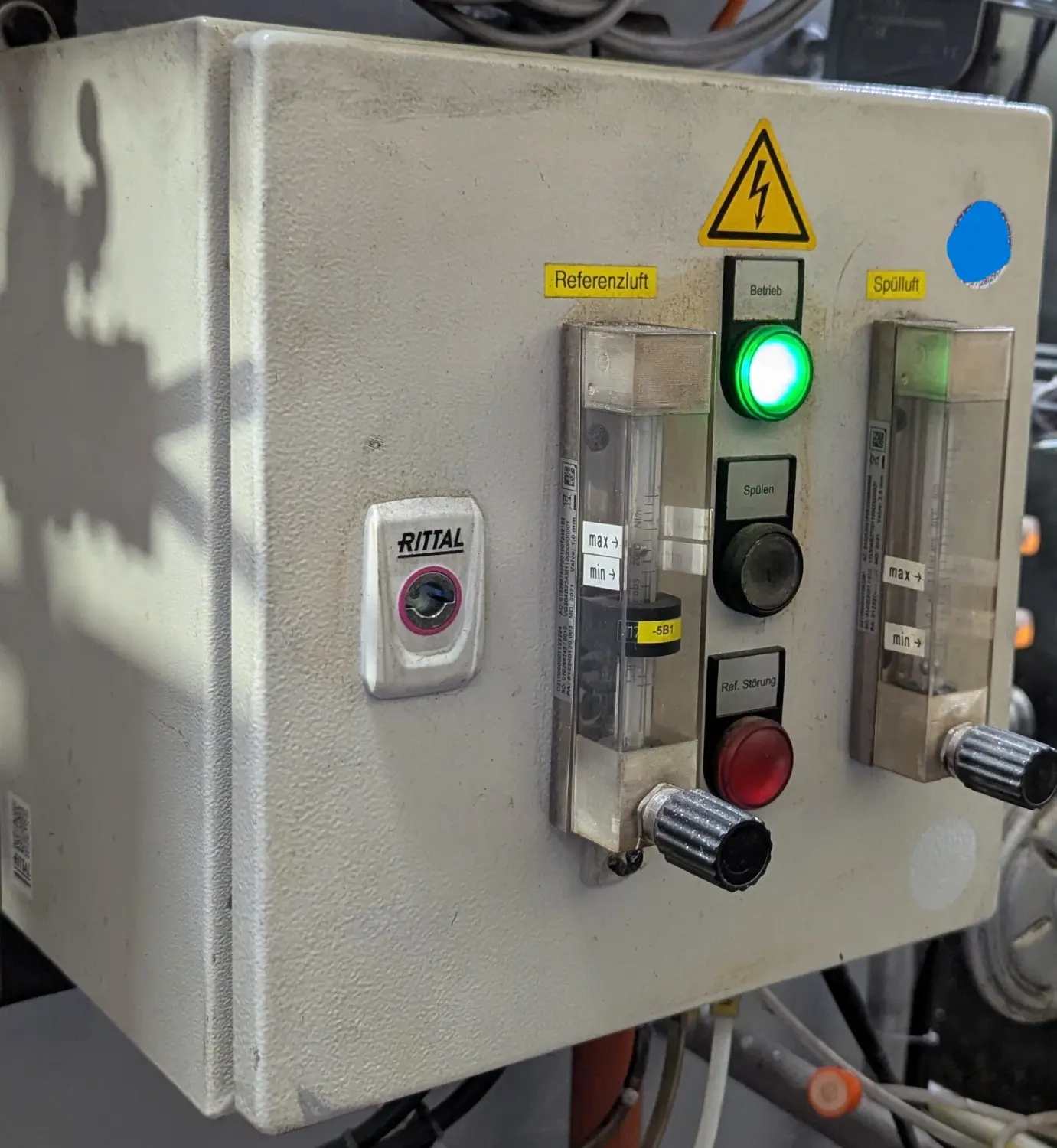 Ein Rittal-Bedienfeld, wahrscheinlich Teil einer Klimaanlage oder eines industriellen Prozessleitsystems. von Härterei Service Dirk Gieselmann