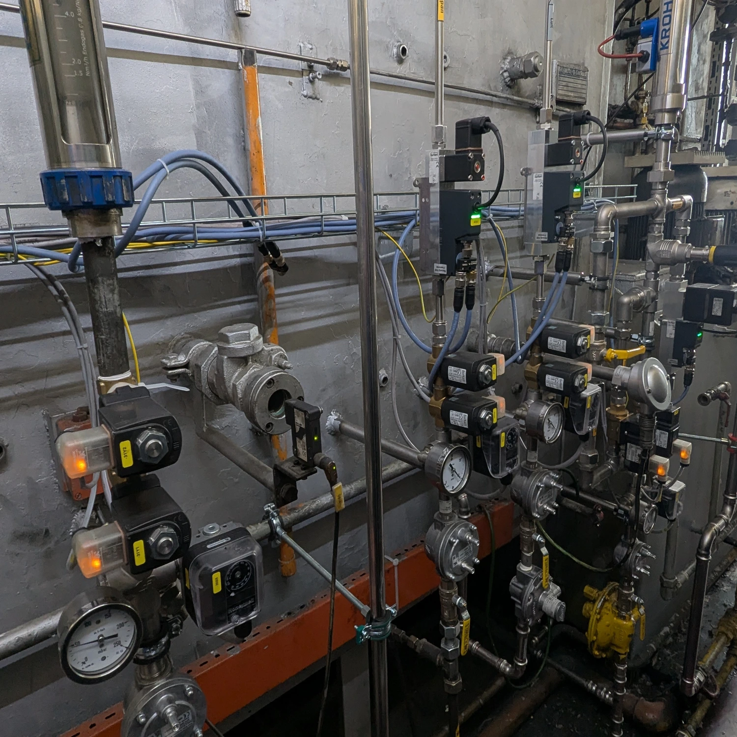 Eine Industrieanlage oder Versorgungsinfrastruktur, möglicherweise im Zusammenhang mit der Stromerzeugung oder einem Herstellungsprozess.