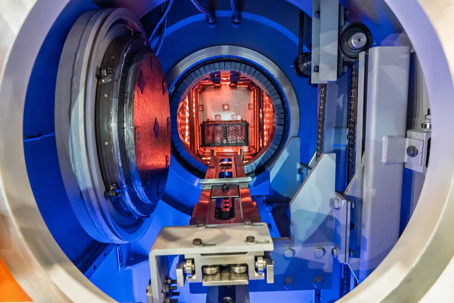 Innenraum eines Stahlhärteofens. Gerät zum Härten von Stahl.